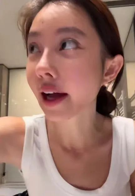 冯提莫素颜直播露出肚子上的妊娠纹，紧急辟谣：是减肥导致的皮太松弛，没生过！