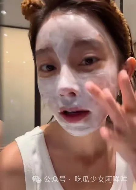 冯提莫素颜直播露出肚子上的妊娠纹，紧急辟谣：是减肥导致的皮太松弛，没生过！