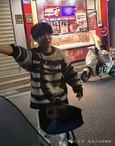 700w男网红捧红擦边女友涨粉300w,女友反手送他一片青青草原,两人街头怒骂视频曝光!