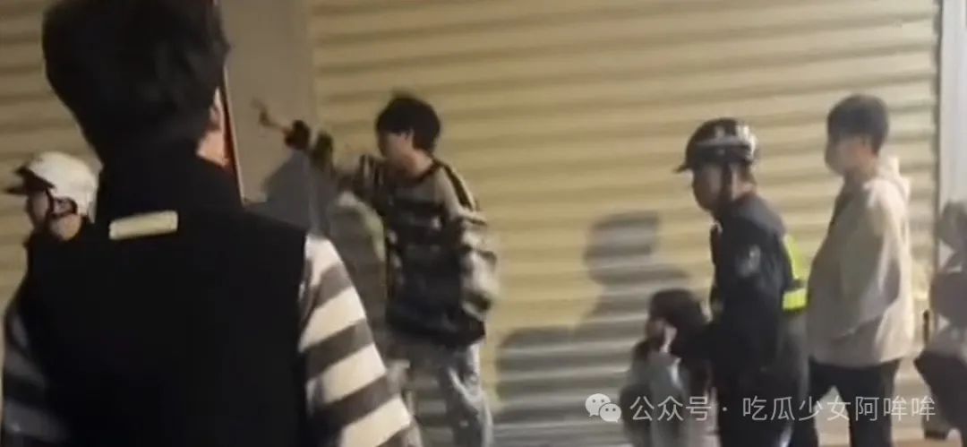 700w男网红捧红擦边女友涨粉300w,女友反手送他一片青青草原,两人街头怒骂视频曝光!