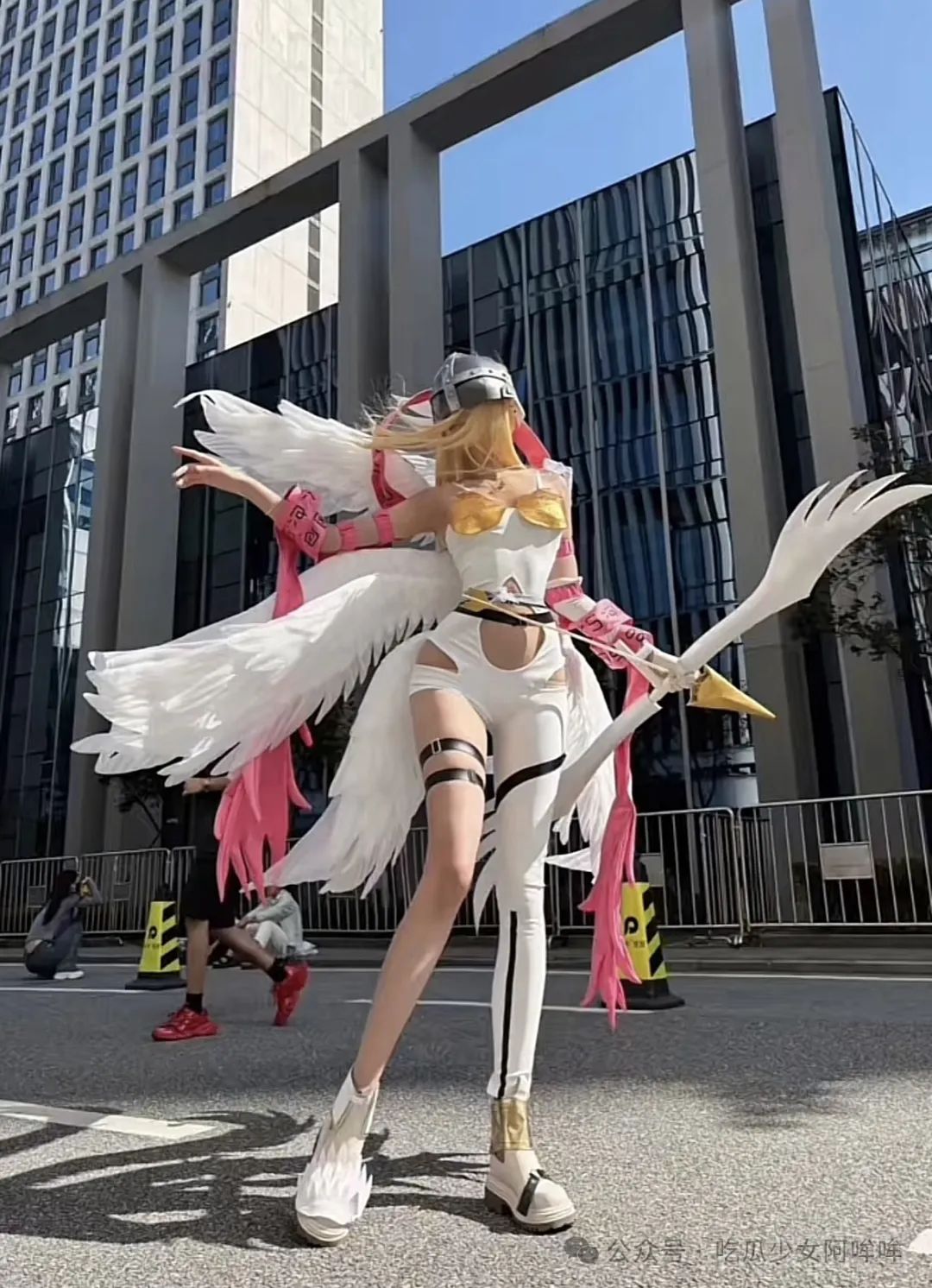 起猛了,看见一米九的天使兽了!美女Coser现身漫展,逆天身材比惊呆众人!还原度100%引热议!