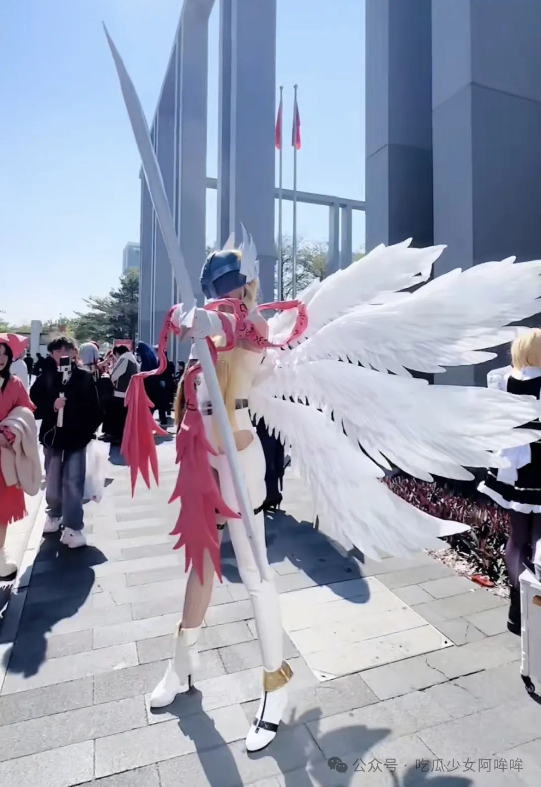 起猛了,看见一米九的天使兽了!美女Coser现身漫展,逆天身材比惊呆众人!还原度100%引热议!